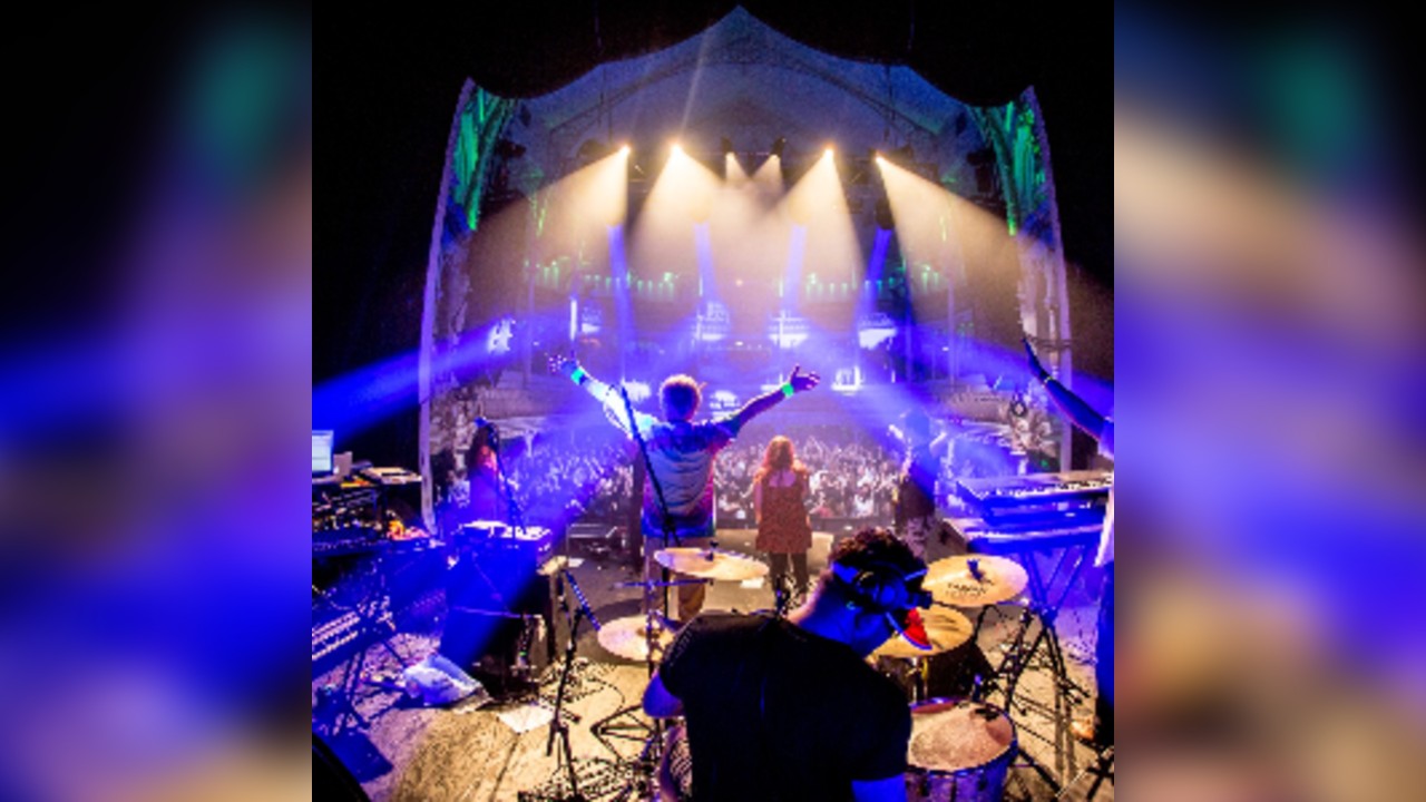 Large 90s at The Piper