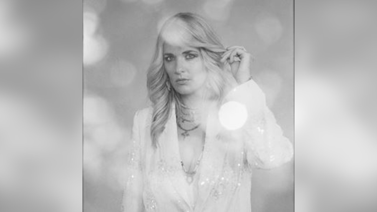 Elles Bailey: Can't Take My Story Away