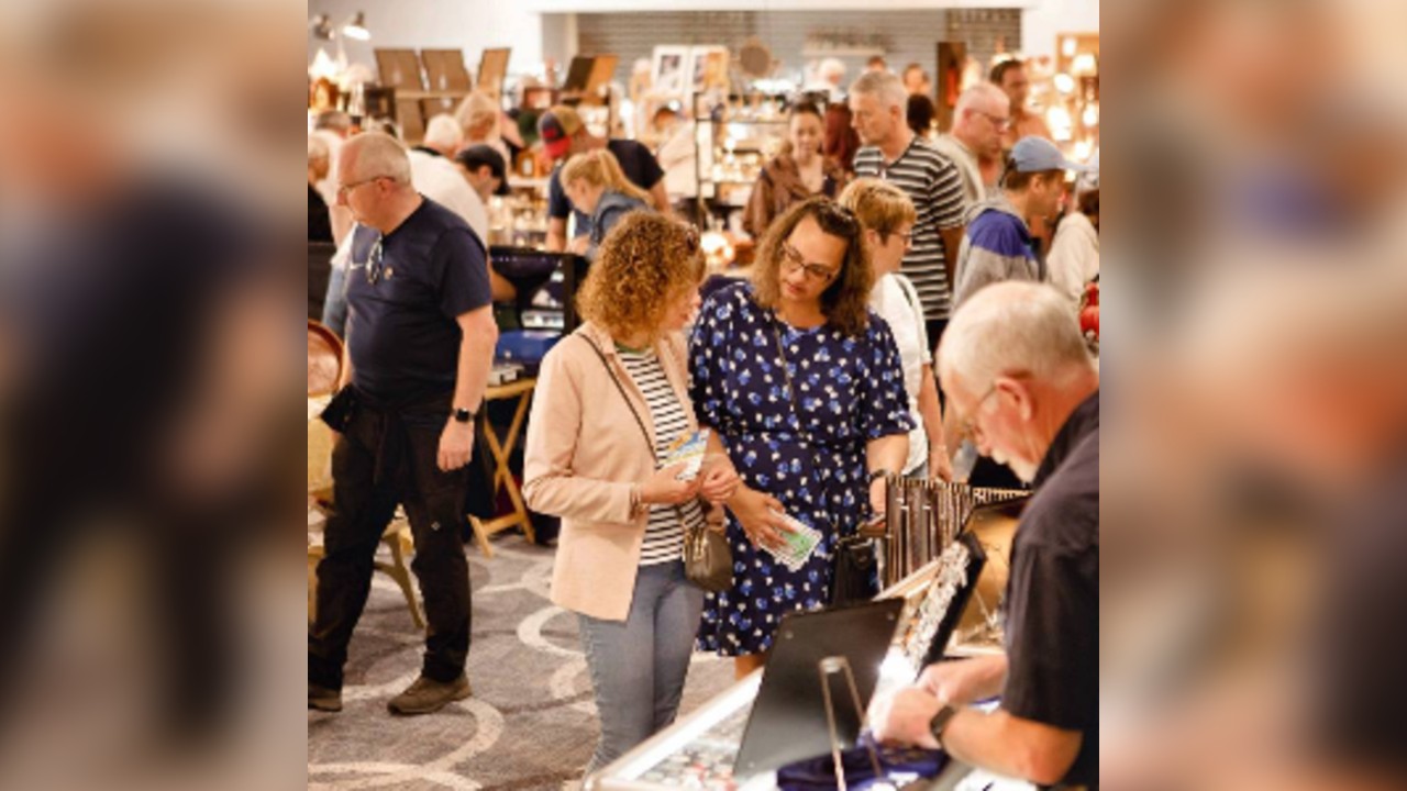 LINGFIELD RACECOURSE ANTIQUES AND VINTAGE FAIR