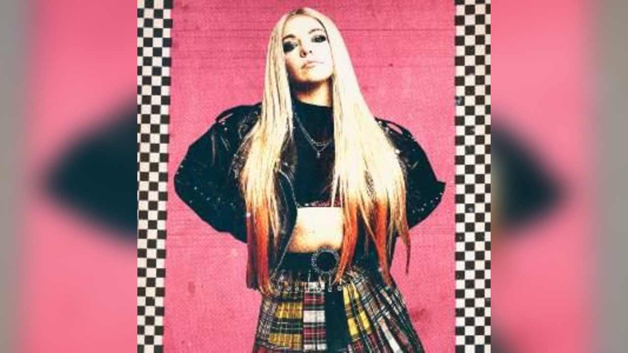 Courtnay Reddy as Avril Lavigne