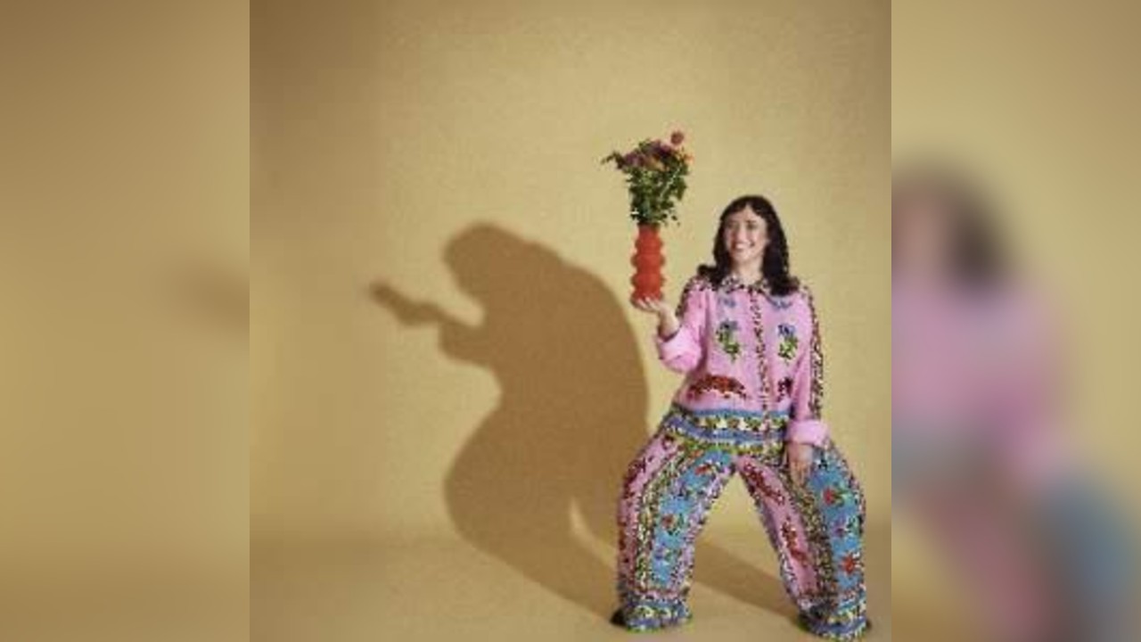 Amy Annette: Busybody