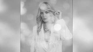 Elles Bailey Acoustic Set & Signing