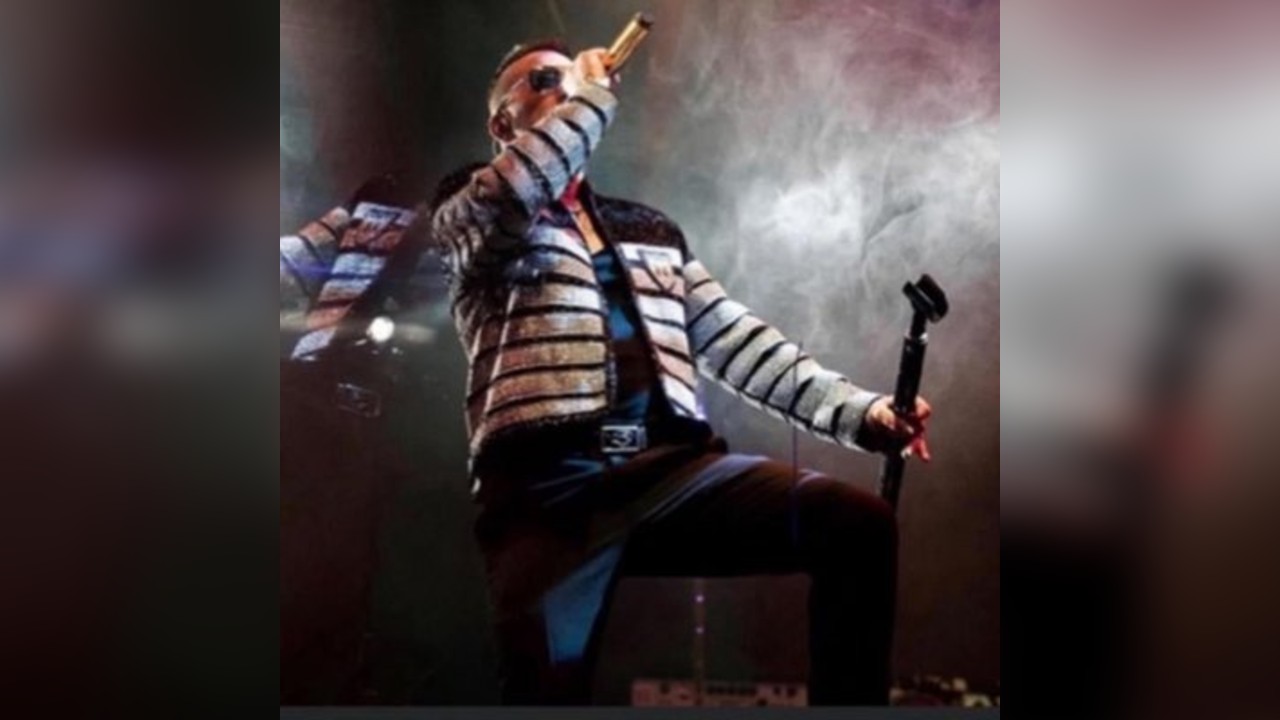 Pop Anthems presents Robbie Lewis as Robbie Williams