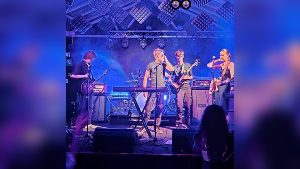 Muthers Studio: Redwing