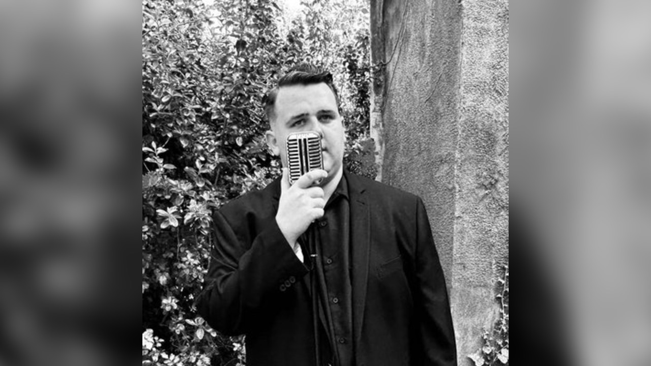 Bill Valentine sings 50s and 60s crooner classics