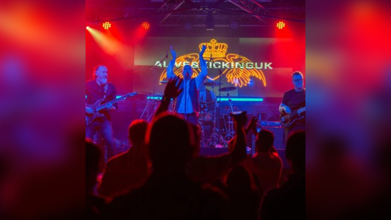 ALIVE & KICKING UK  Warrington Irish Club - Simple Minds Tribute