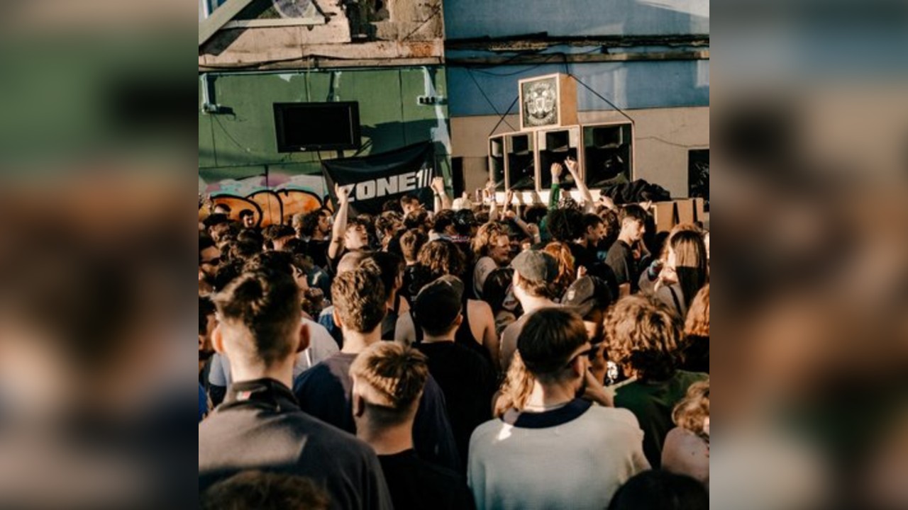 ZONE 1 - w/ ??? SOUNDSYSTEM - THE BLACK SWAN