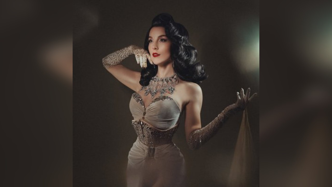 Serafina Hart Live Burlesque Show at Heat