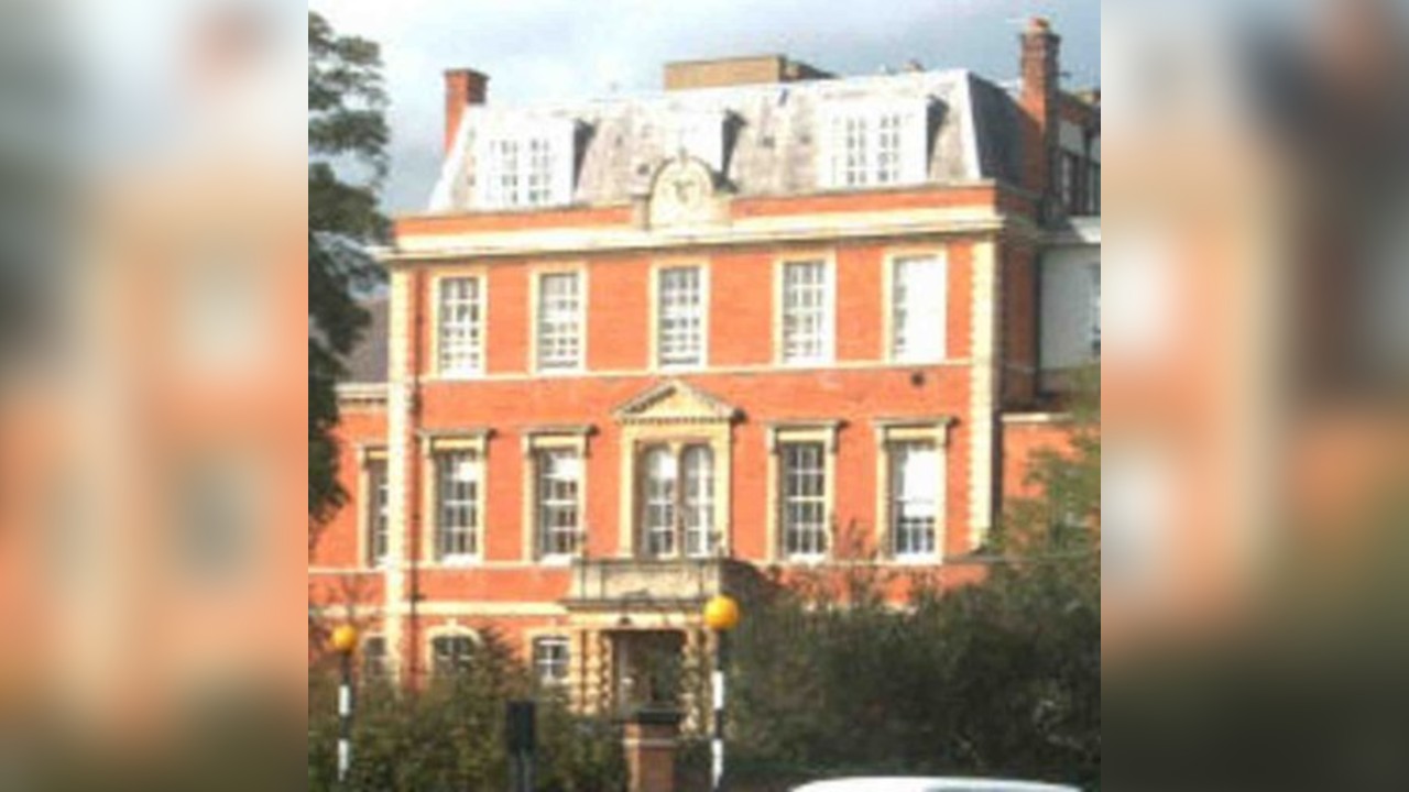 A Magical History Walk: Aylesbury Landmarks Extravaganza