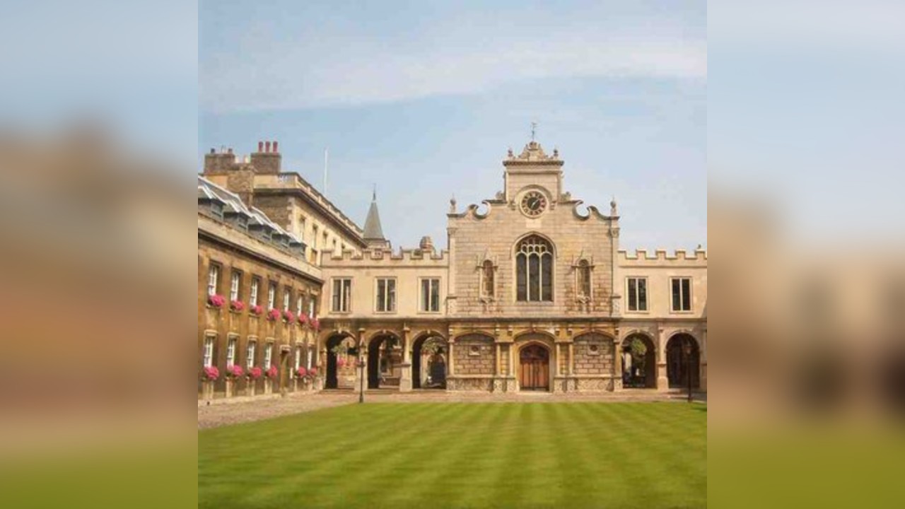 Cambridge Audio Tour: Echoes of Knowledge and Stone