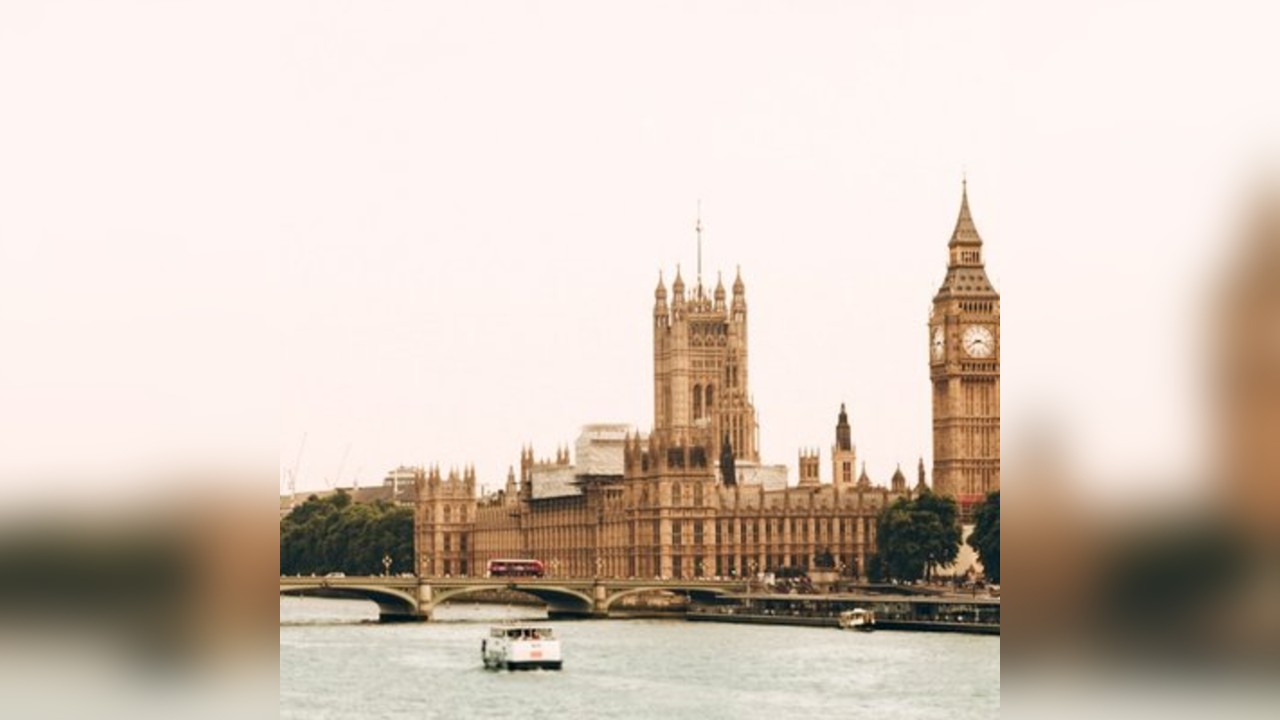London Audio Tour: Riverside Legends and Hidden Gems of Putney