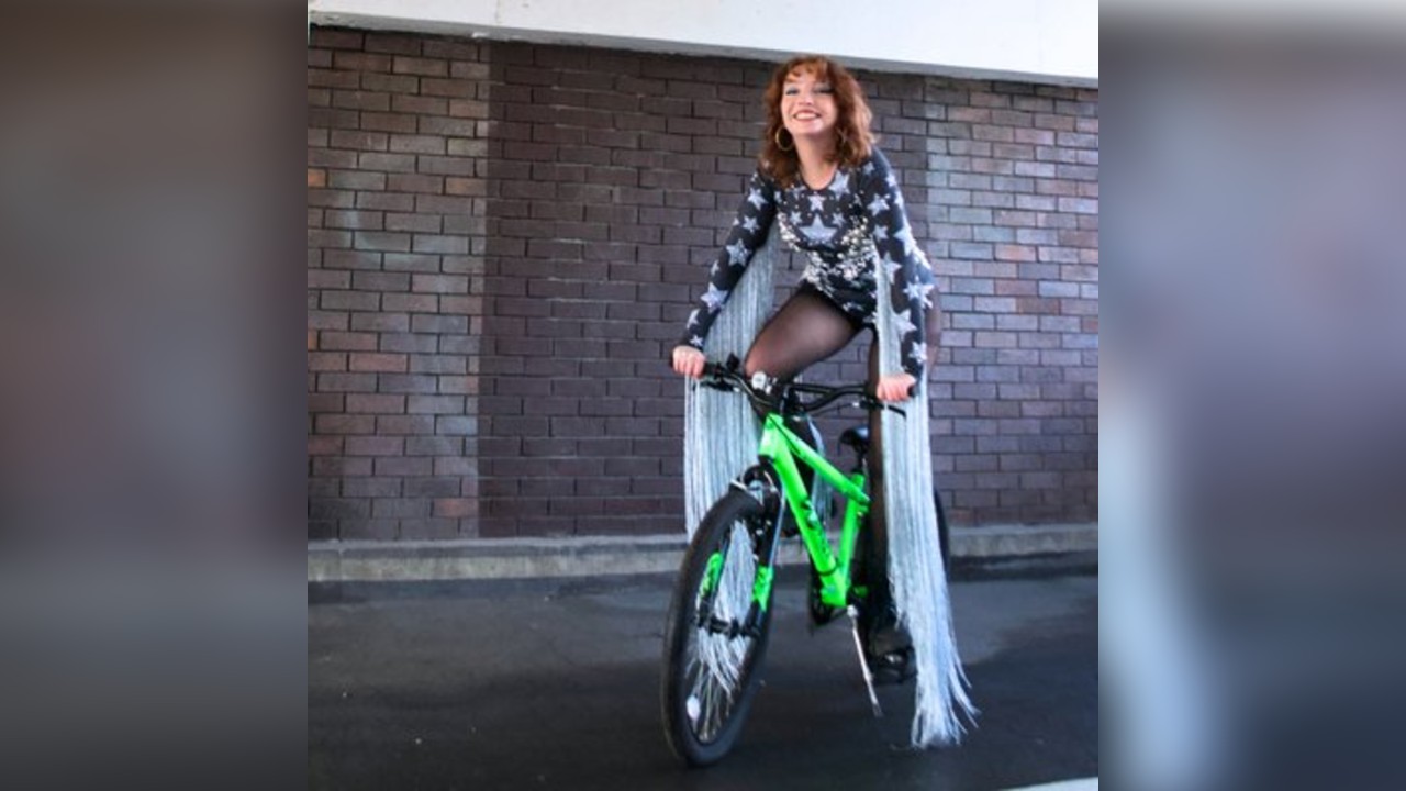 Elaine Robertson: Delulu