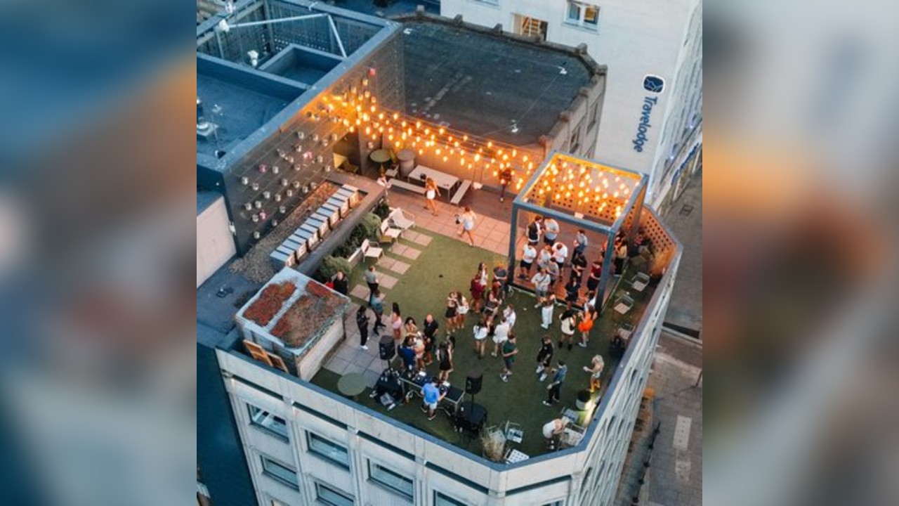 MODELLO - Rooftop party