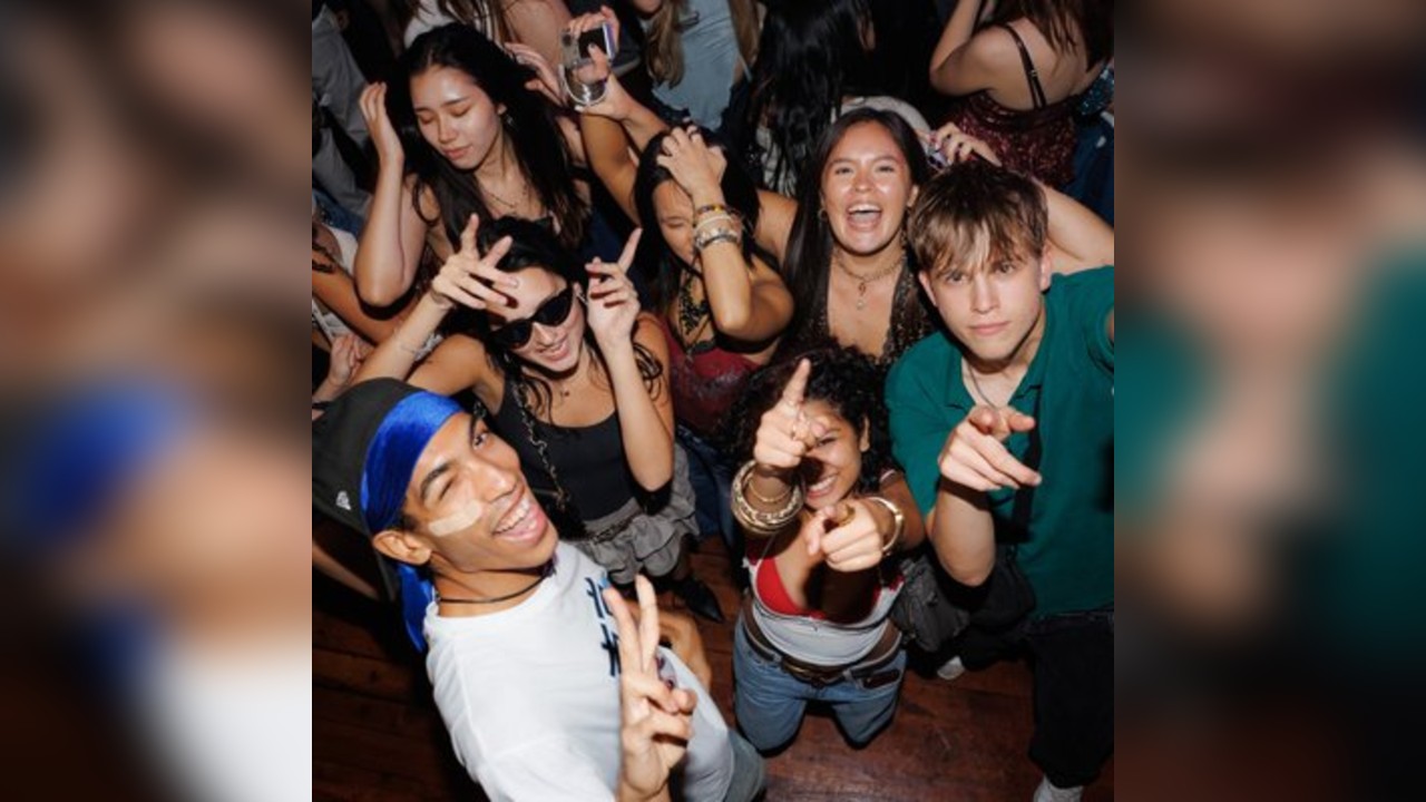 Back To The 90'S & 00'S: Throwback Session