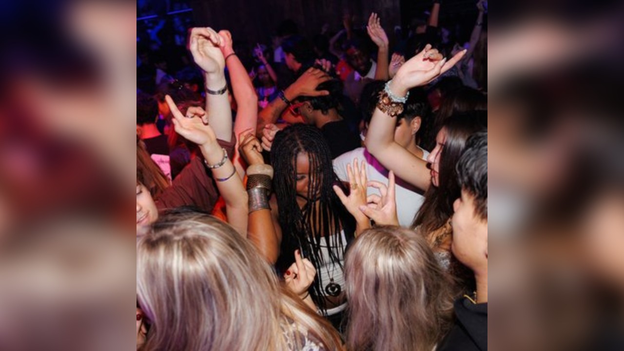 Back To The 90'S & 00'S: Throwback Session