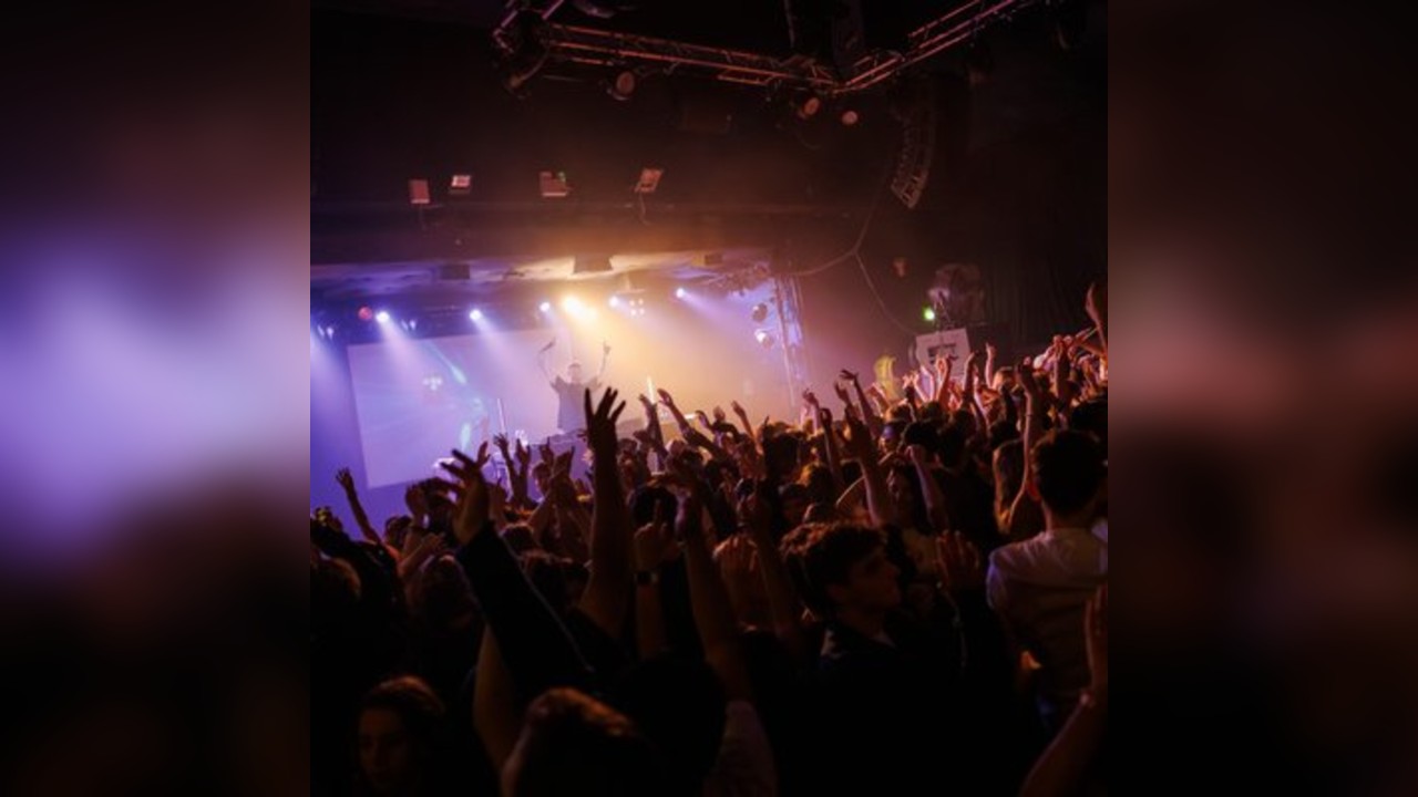 Back To The 90'S & 00'S: Throwback Session