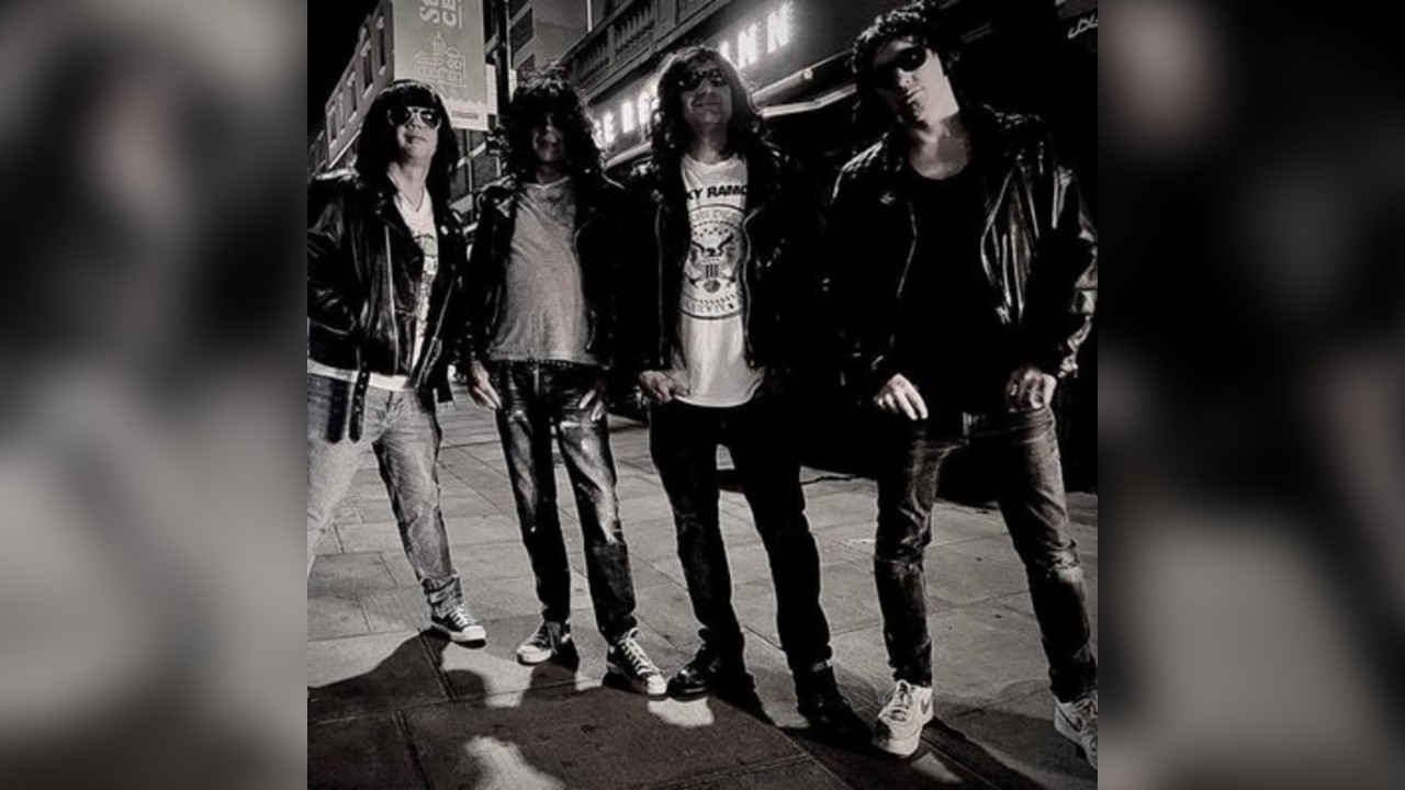 I WANNA BE SEDATED - Ramones Tribute V Julies Dead (originals)