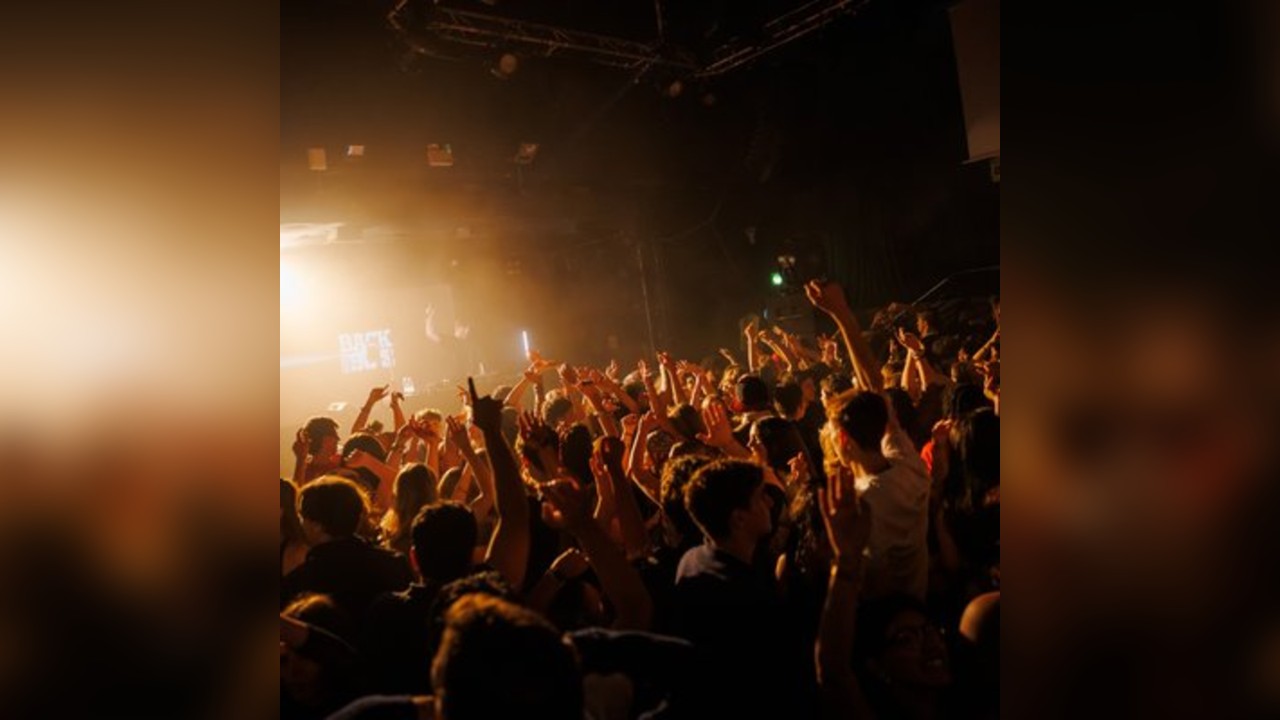 Back To The 90'S & 00'S: Throwback Session