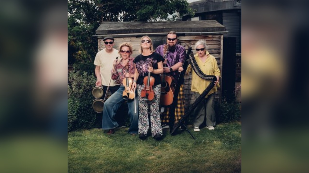 Upstairs Presents - The Poozies