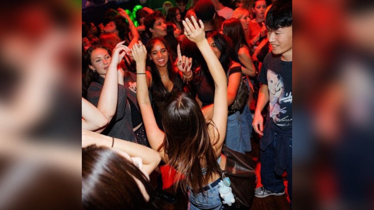 Back To The 90'S & 00'S: Throwback Session