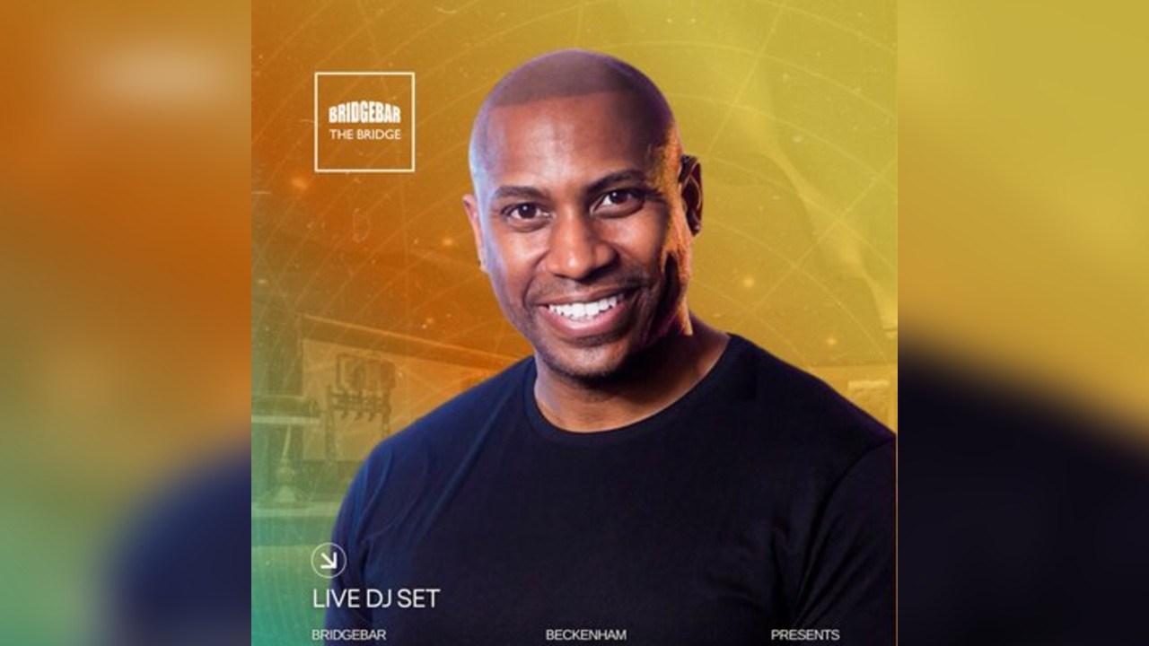 DJ Colin Francis at Bridgebar