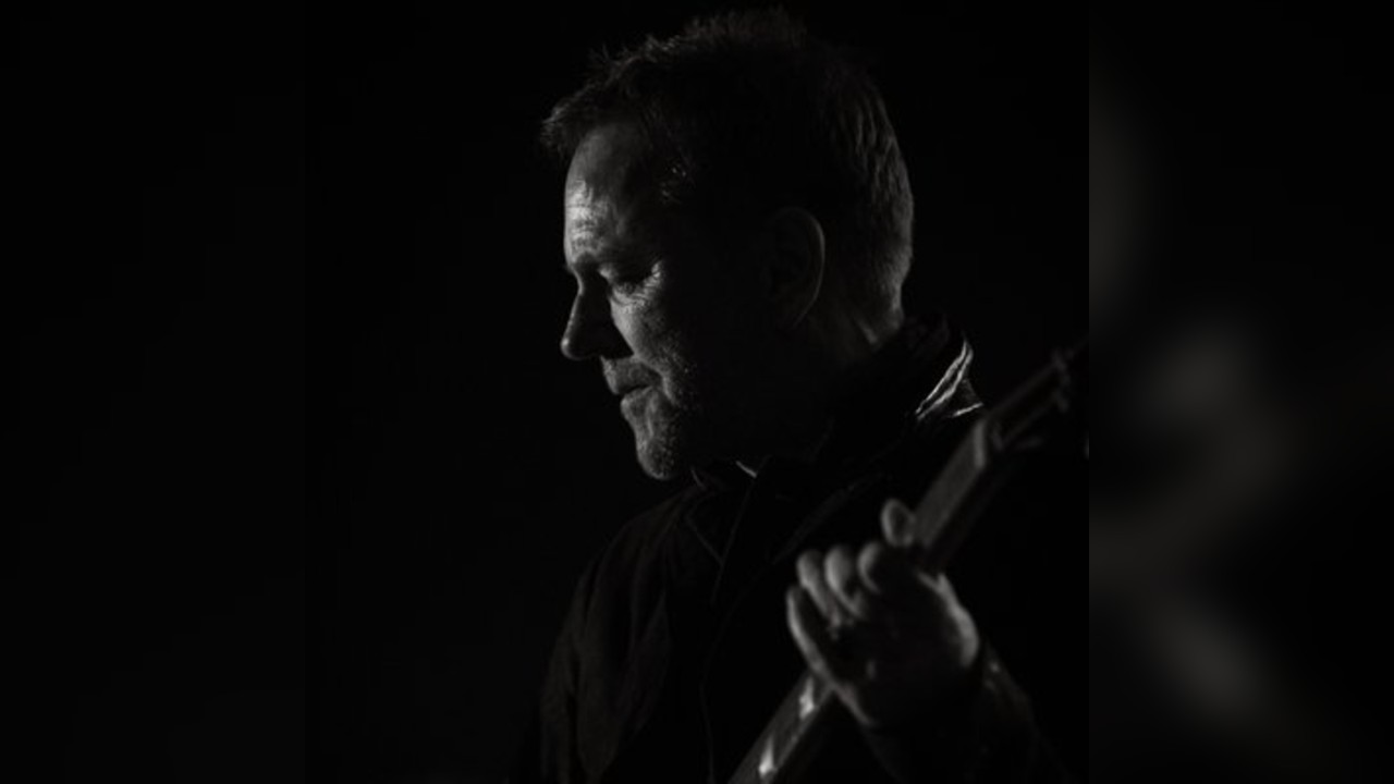 Kiefer Sutherland: Short Intimate Set + Signing