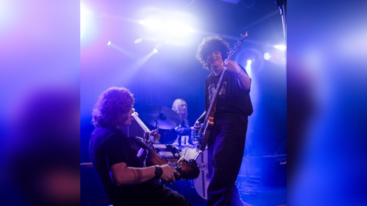 Snug Live Sessions w/Double Negative + Oscar Hartland + Sia Raw
