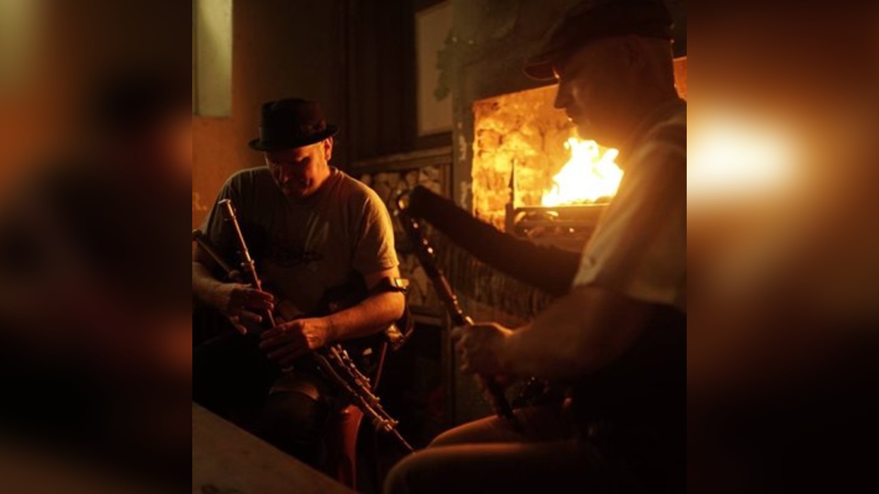 Two Pipers, Two Story Tellers // Beirt phíobairí, beirt scéalait