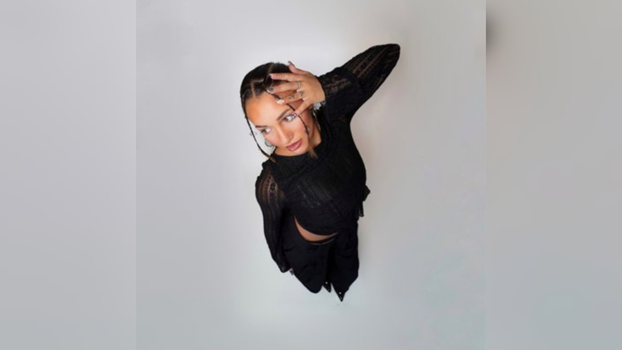 Synthetic Presents : Dominique