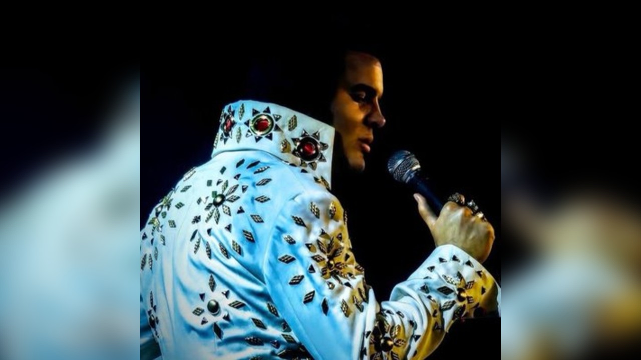 Elvis Performed LIVE in Liverpool -Vegas Years Christmas Special